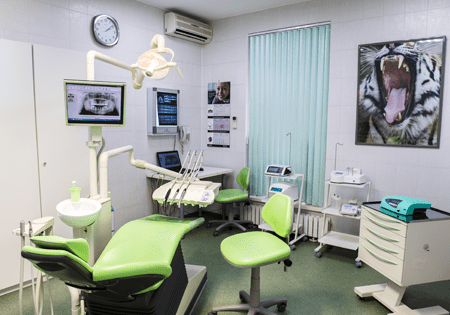 Имплантация зубов в клинике