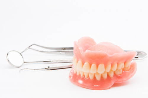 Как выбрать зубные протезы? На что обратить внимание?
